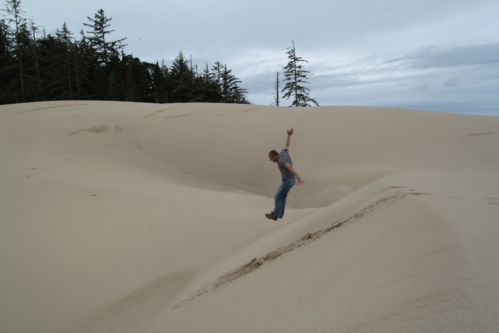 Erik springt in de Oregon Dunes