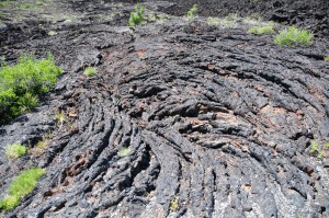Lavastroom en contouren van bomen